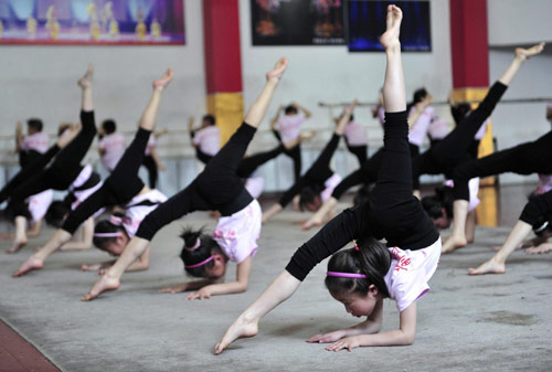 Strict training in N China acrobatic school