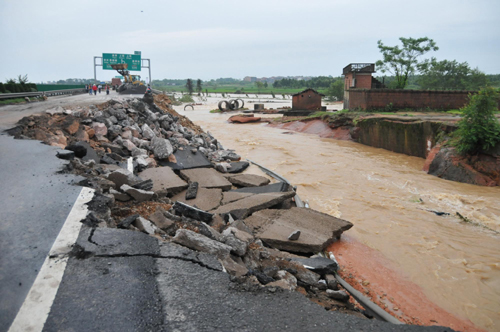 Heavy rain damages highway in Jiangxi