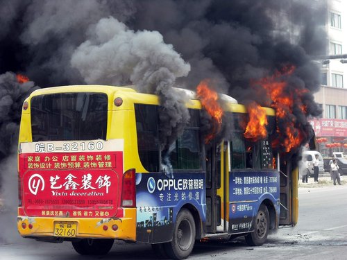 15 escape bus fire in E. China
