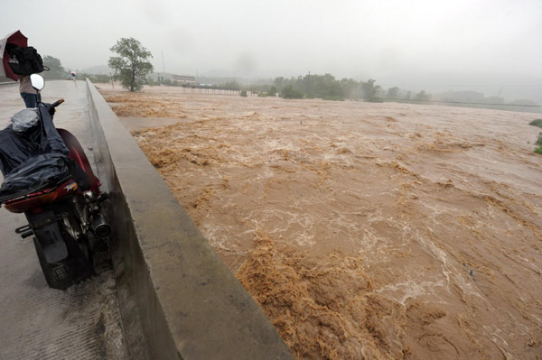Torrential rain ravages Anhui, 50,000 stranded