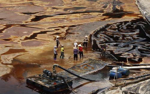 Acidic mining leak plagues river