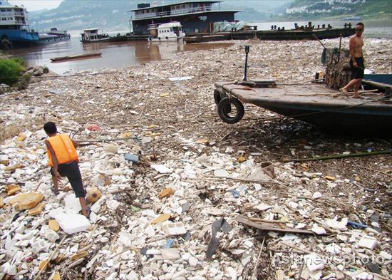 Floating garbage drifts to Three Gorges Reservoir