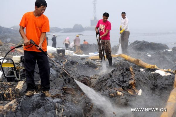 Reefs cleaned after Dalian oil spill