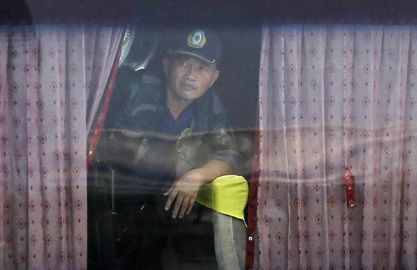 Philippine police assault hijacked bus