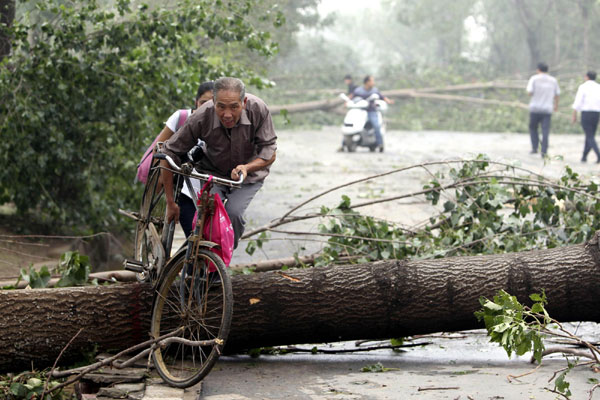 Storm hits central China, one dead