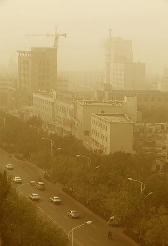 Dust ravages city in Xinjiang