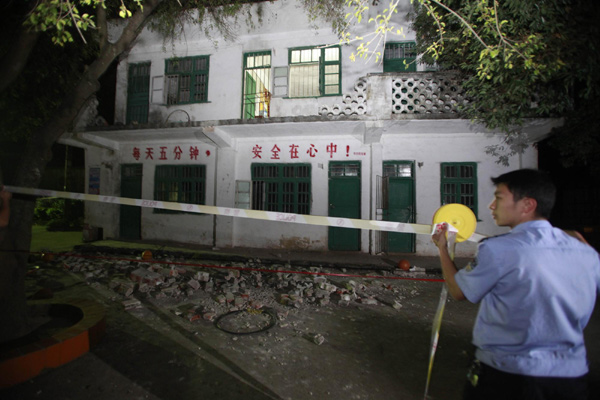 27 pupils injured in school guardrail collapse