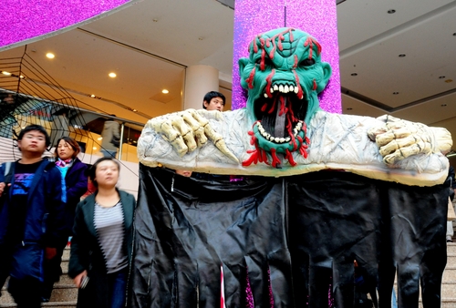 Halloween ghouls roam Chinese shopping malls