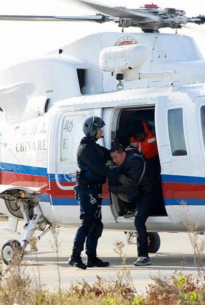 Stranded crew rescued in E China