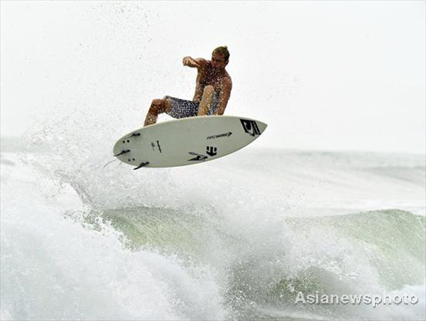 Surfers show skills in Hainan