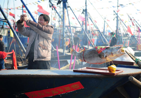 Fishermen in E China pray to the seas