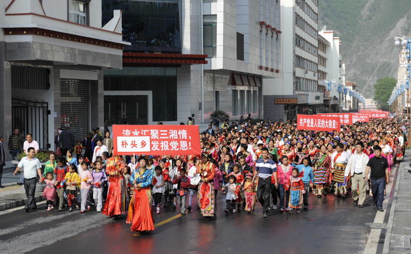Quake victims stage a gratitude parade