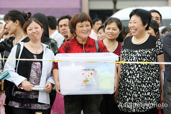Parents deliver meals to <EM>Gaokao</EM> students