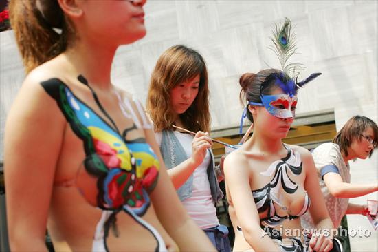 Body painting at shopping mall in E China