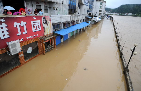 Heavy rain floods roads in Jiangxi