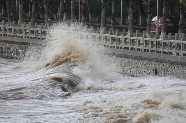 S China braces for Haima as waves hit