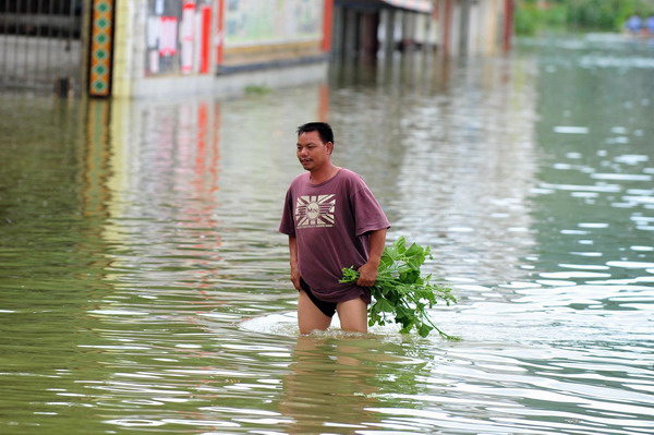 2,600 stranded by floods in S China county