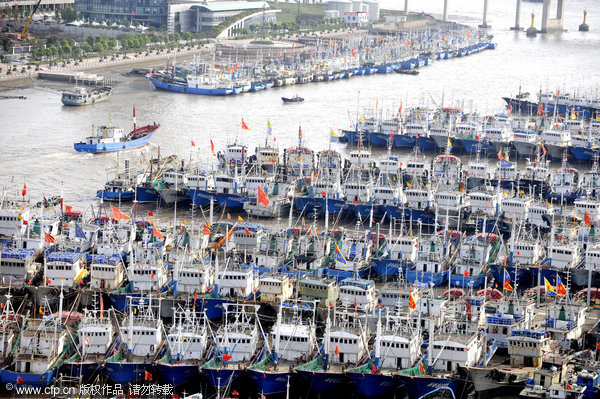 City recalls fishing boats as typhoon nears