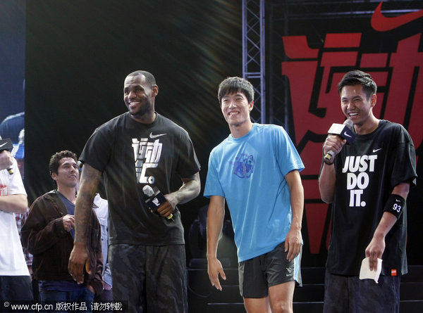 LeBron on Shanghai tour, Liu Xiang joins in