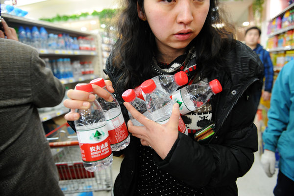 Fear of tainted water spurs rush for bottles