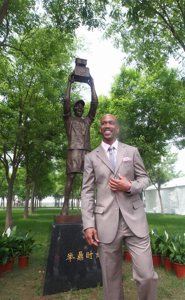 Marbury statue rises up in Beijing