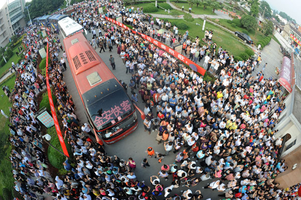 Test takers get festive send-off in E China