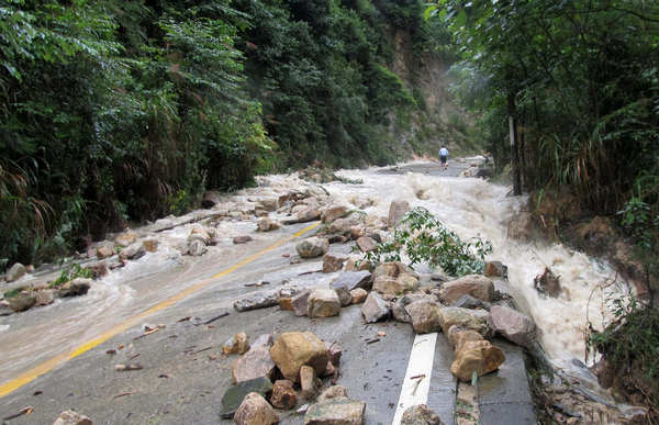 Heavy rains cause 2 missing in C China's scenic spot