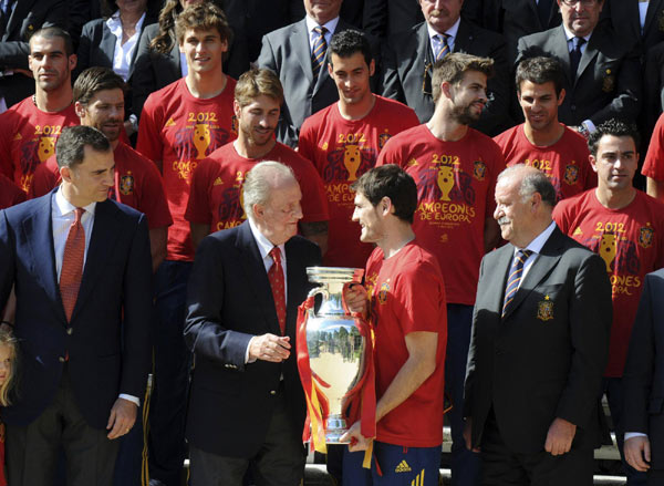 Spain players welcomed by King and Prince