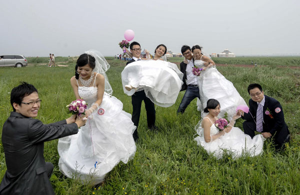 Group wedding ceremony held in N. China grassland