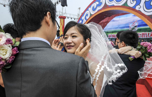 Group wedding ceremony held in N. China grassland