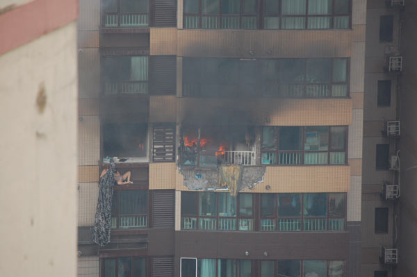 Two escape from burning building in Beijing
