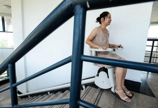 Speical wheelchair helps the elderly climb stairs