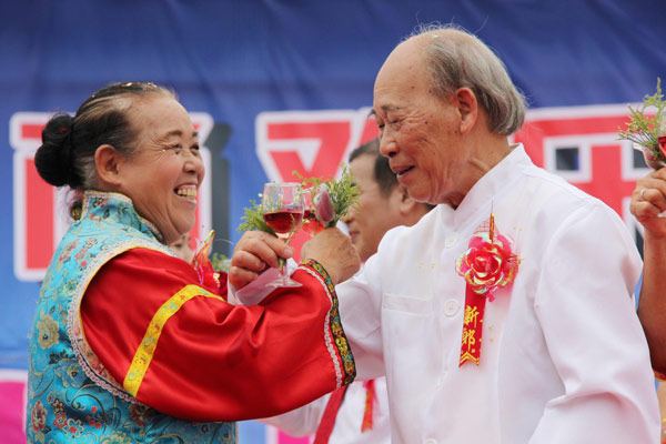 Elderly couples celebrate wedding anniversary