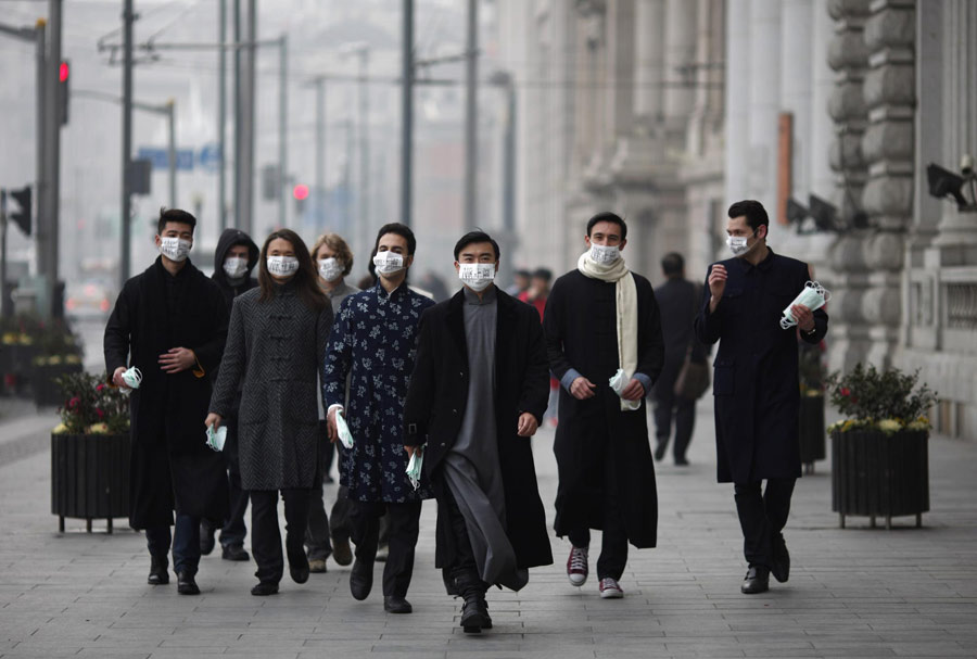 Expatriates distribute face masks in Shanghai