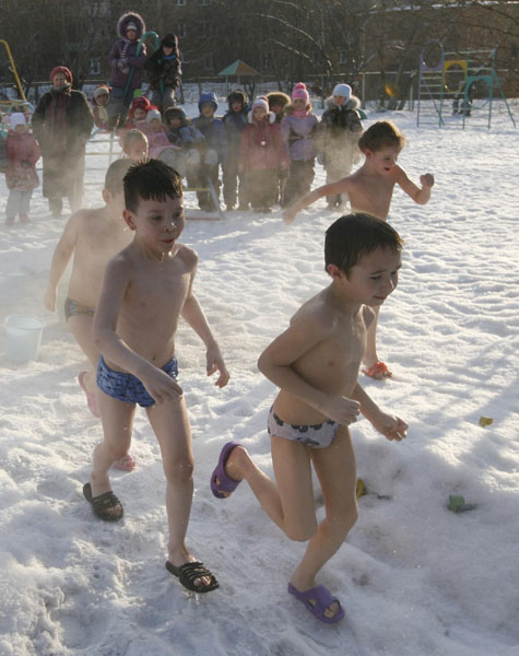Children pour cold water on themselves in exercise