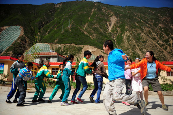 Couple help mountain kids open up their minds