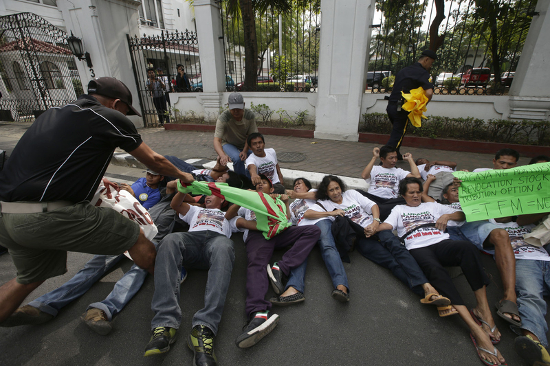 Farmer-protesters sneak into the Malacanang Palace in Manila
