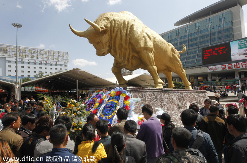 Monks mourn the dead in Kunming terror attack