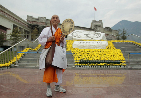 Japanese monk prays for Wenchuan quake victims
