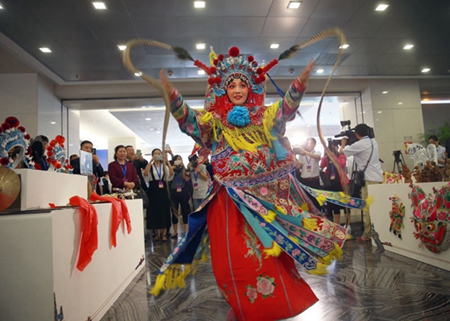 Foreign envoy experience Shaanxi Qin Opera
