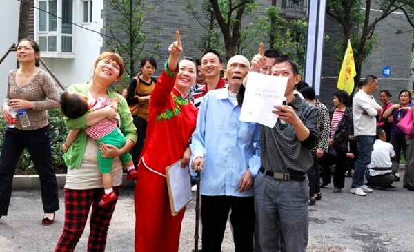 Happy moments: moving into resettlement houses
