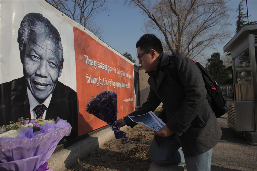 People come say farewell to Mandela in Beijing