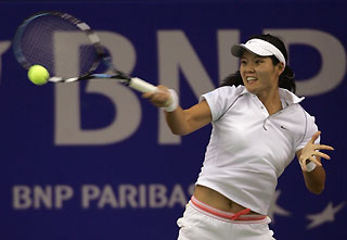 Li Na returns a shot to Germany's Kathrin Woerle during their women's singles match at the Federation Cup World Group 2006 in Beijing ,July 16, 2006. 