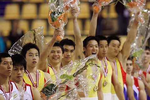 China's Xiao Quin competes on the horizontal bar during the men's team final at the 39th Artistic Gymnastics World Championships in Aarhus, Denmark, October 17, 2006. Team China won the gold medal on Tuesday followed by Russia's silver and Japan's bronze.