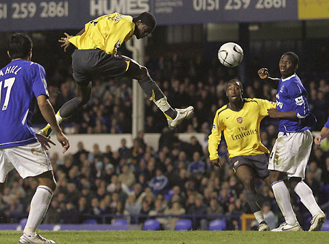 Arsenal's Emmanuel Adebayor (2nd L) scores against Everton during their English League Cup fourth round soccer match at Goodison Park, Liverpool in northern England November 8, 2006. 
