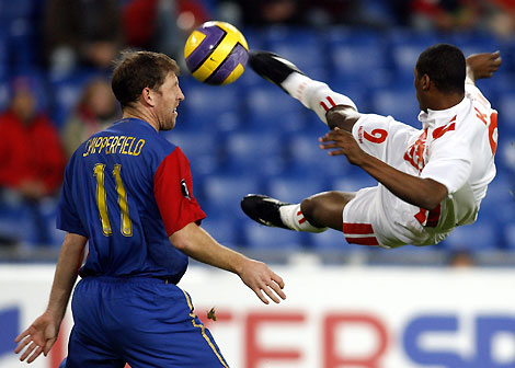 AS Nancy's Carlos Henrique Dias (R) challenges Basel's Scott Chipperfield (L) during their UEFA Cup Group E soccer match in Basel November 23, 2006.