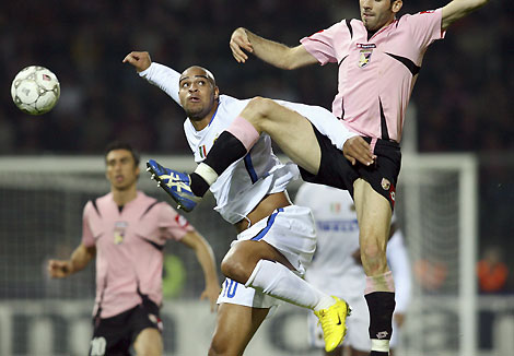Inter Milan's Adriano and Palermo's Paolo Dellafiore (R) fight for the ball during their Italian Serie A soccer match at the Renzo Barbera Stadium in Palermo November 26, 2006.
