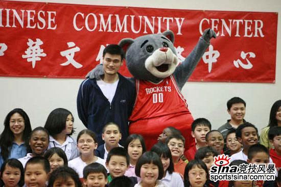 Yao Ming pays a New Year call for Chinese community