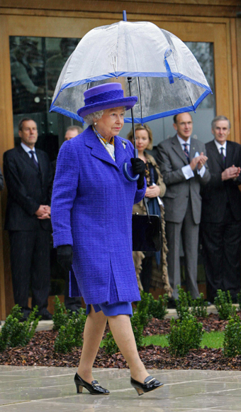 Queen Elizabeth opens new tennis centre