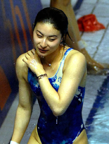China's diving queen Guo Jingjing smiles after winning with her partner Wu Minxia the women's three-meter synchronized springboard event at the 2008 National Diving Championships in Hefei, East China's Anhui Province, March 23, 2008. [Xinhua]